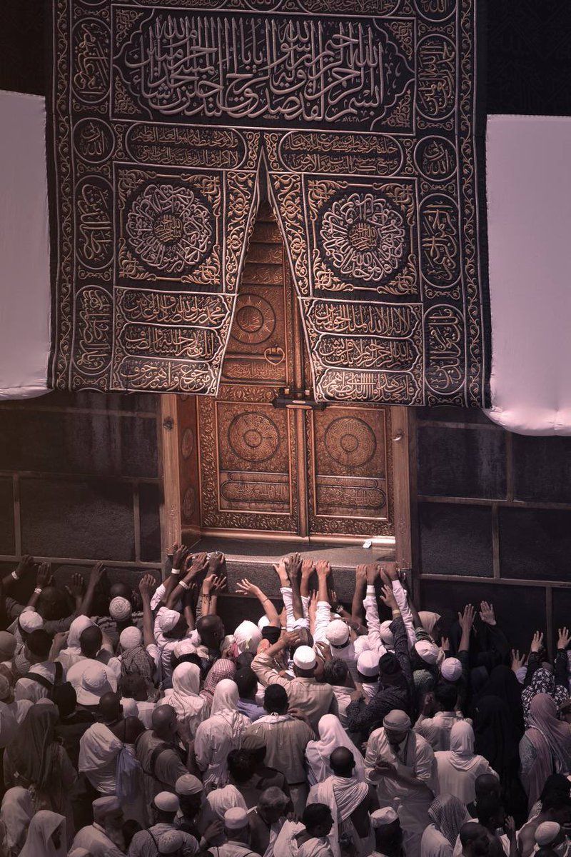 raway_alqasid's tweet photo. "وتراكمَتْ فينا الهُمومُ كأنما
تجثُو على أنفاسِنا الأيّامُ
يا ربِّ زِدنا منكَ قُربًا كلّما
قَسَتِ القلوبُ وزادتِ الآلامُ" https://t.co/Djtnc9h3G5