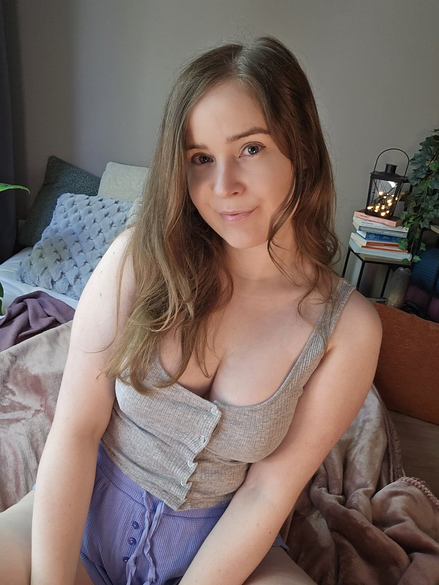 Still sick but online for some duvet day cuddles 😉 melodymellow.live