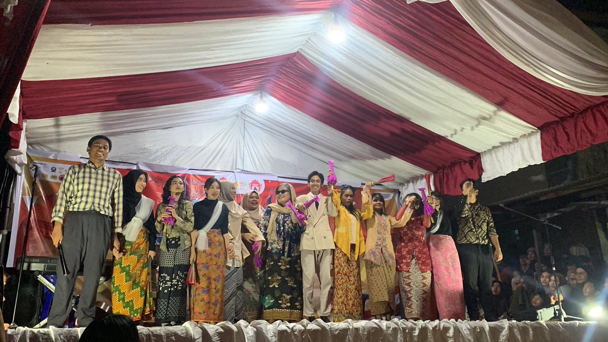 LenterAfbs's tweet photo. Salam Budaya!

Dokumentasi penampilan LenterA di acara Pesta Rakyat Kec. Tamalanrea, yang kembali menampilkan Payung Fantasi☂️

#lenterawillnotmakeyoufamous https://t.co/0rSeQYD6RO