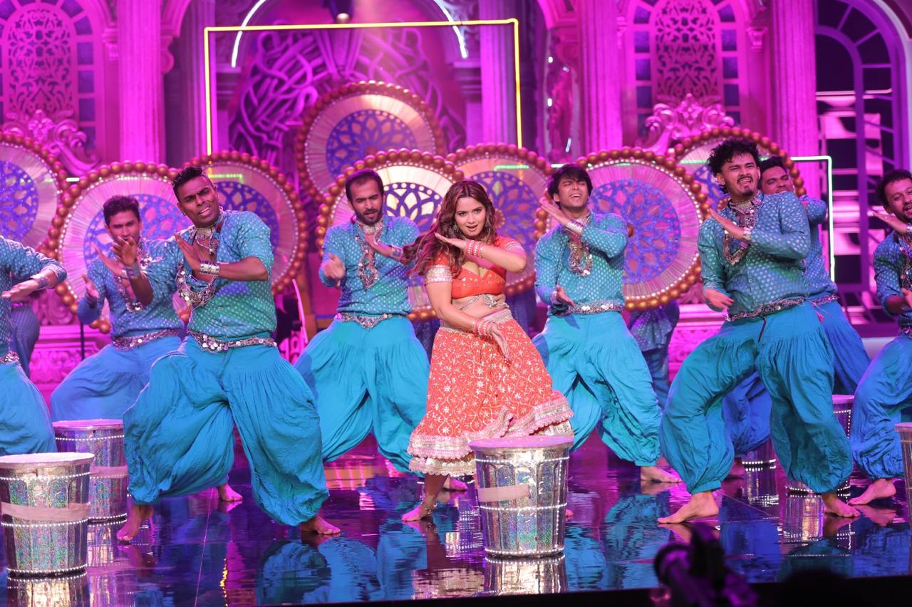 Neelam Giri, Bigg Boss 19, Bhojpuri Actress, Glamorous Looks, Viral Photos, Fashion, Style Trends, Ethnic Wear, Western Fashion, Reality TV