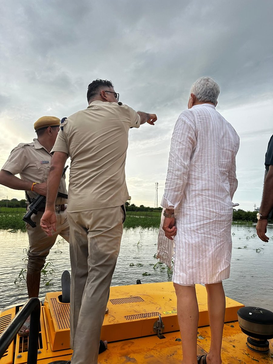 rm_dobwal's tweet photo. आपदा मंत्री @DrKirodilalBJP ने सवाई माधोपुर में अतिवृष्टि जनित हालातों का स्थलीय निरीक्षण किया, 
नुकसान का त्वरित आकलन कर शीघ्रतम राहत एवं सहायता सुनिश्चित करने के निर्देश दिए।
@RajGovOfficial https://t.co/Q6ABqafSui