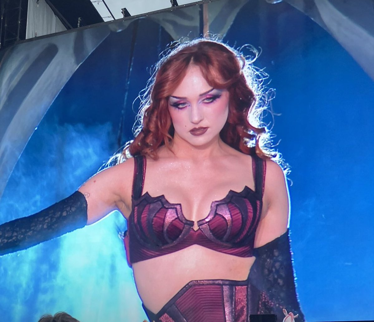 sapphicslike's tweet image. lesbian singer chappell roan