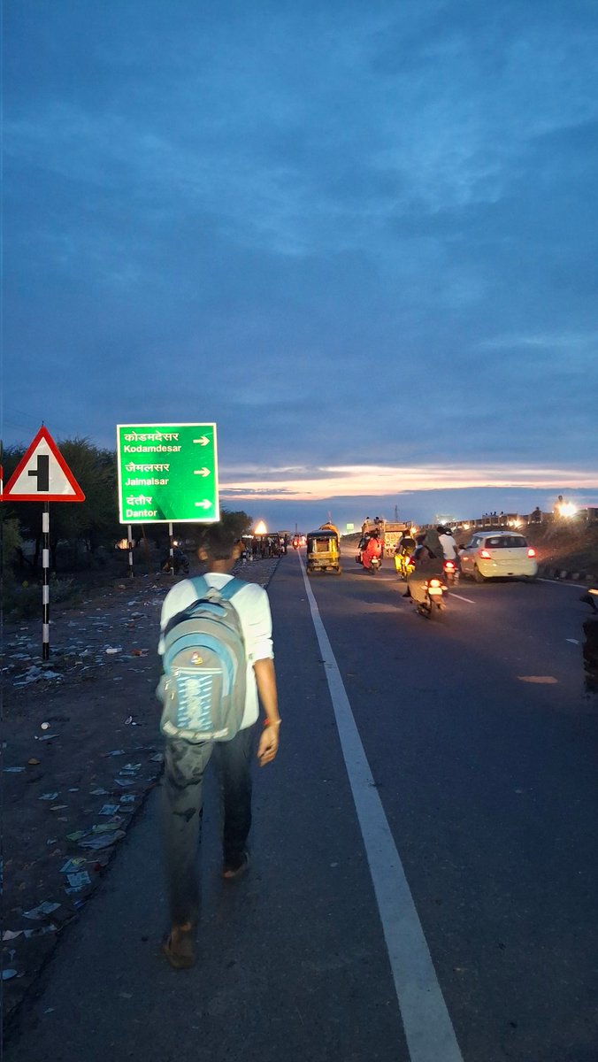 #bikaner #Bharat 

आज का सुंदर फोटो। रामदेवरा जाते हुए
यात्रियों का सैलाब एवं इसे देखने वाले
लोगों का उमड़ा सैलाब। पग पग सेवादार।