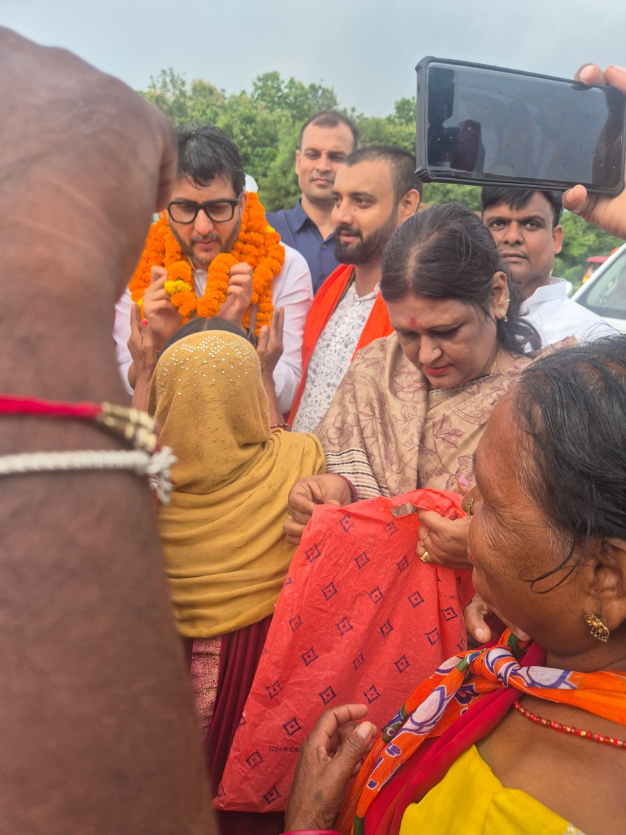 Usha Dubey Bjp Buxar (Modi ka Parivar) (@ushadubey031) on Twitter photo आज बक्सर के चुरामनपुर में <a href="/BJP4India/">BJP</a> के राष्ट्रीय मंत्री श्री <a href="/RiturajSinhaBJP/">Rituraj Sinha</a> जी और क्षेत्रीय प्रभारी श्री <a href="/DrRajeshVerma7/">Dr. Rajesh Verma (Modi Ka Parivar)</a> जी के स्वागत करते हुए।
श्री <a href="/sidharthshambhu/">Sidharth Shambhu</a> जी एवं श्री <a href="/ashokbhat07/">Ashok Bhat ( Modi ka Parivar )</a> जी उत्तराखंड के संगठन मंत्री श्री अजय जी
#buxar
<a href="/DilipJaiswalBJP/">Dr Dilip Jaiswal 🇮🇳</a>
<a href="/mangalpandeybjp/">Mangal Pandey</a> आज बक्सर के चुरामनपुर में <a href="/BJP4India/">BJP</a> के राष्ट्रीय मंत्री श्री <a href="/RiturajSinhaBJP/">Rituraj Sinha</a> जी और क्षेत्रीय प्रभारी श्री <a href="/DrRajeshVerma7/">Dr. Rajesh Verma (Modi Ka Parivar)</a> जी के स्वागत करते हुए।
श्री <a href="/sidharthshambhu/">Sidharth Shambhu</a> जी एवं श्री <a href="/ashokbhat07/">Ashok Bhat ( Modi ka Parivar )</a> जी उत्तराखंड के संगठन मंत्री श्री अजय जी
#buxar
<a href="/DilipJaiswalBJP/">Dr Dilip Jaiswal 🇮🇳</a>
<a href="/mangalpandeybjp/">Mangal Pandey</a>