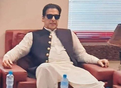 بقول اعجاز الحق کہ اسٹیبلیشمنٹ نے عمران خان کو یہاں تک کہا کہ معافی نہ مانگیں صرف اتنا کہ دیں کہ "جو ہوا مجھے اس پر افسوس ہے" لیکن عمران خان نے یہ بھی ماننے سے انکار کر دیا، لکھ ناں لکھدا کیوں نہیں۔۔۔