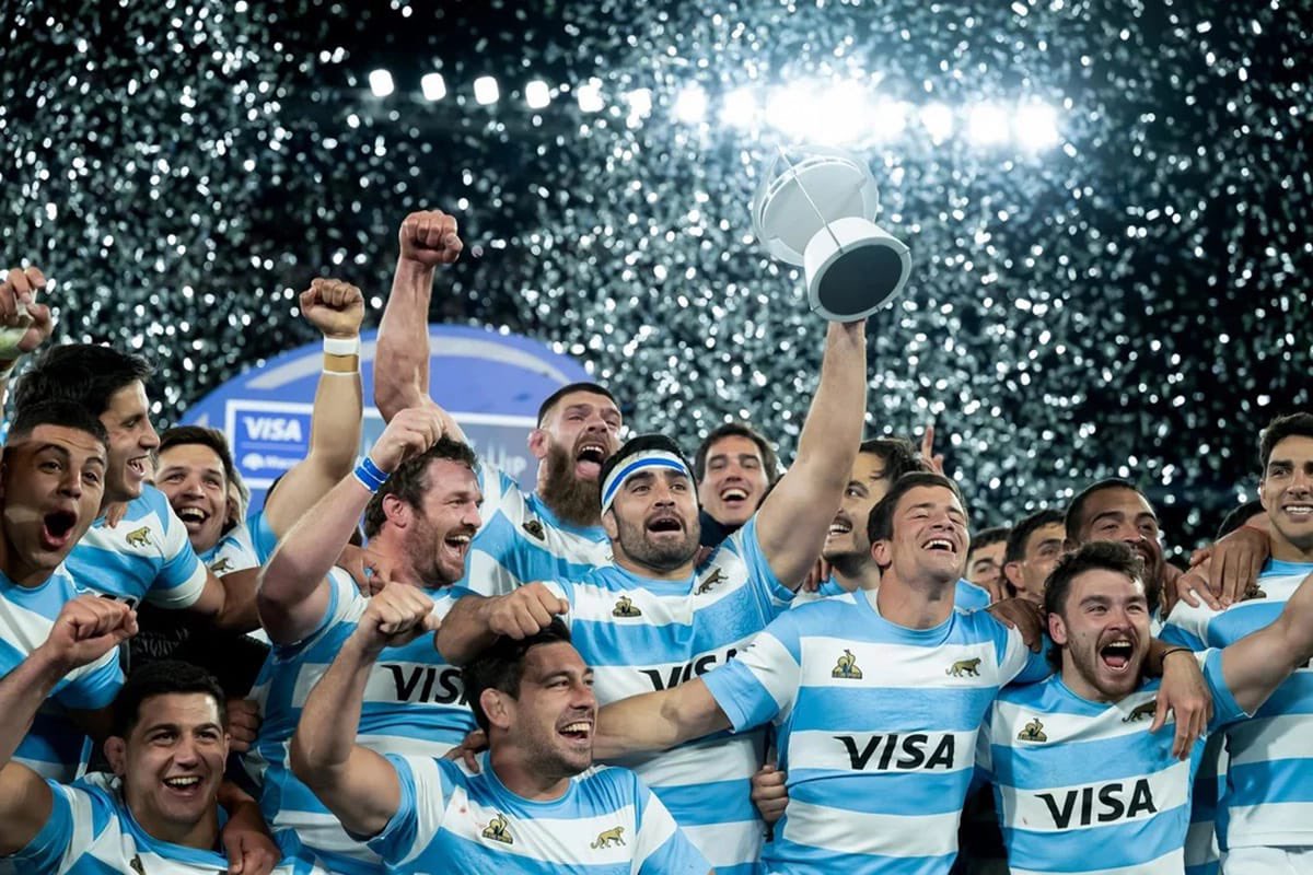HISTÓRICO TRIUNFO DE LOS PUMAS ANTE LOS ALL BLACKS EN ARGENTINA

El estadio José Amalfitani de Liniers fue escenario de una jornada que quedará grabada en la memoria del rugby argentino. Los Pumas derrotaron 29-23 a los All Blacks por la segunda fecha del Rugby Championship 2025
