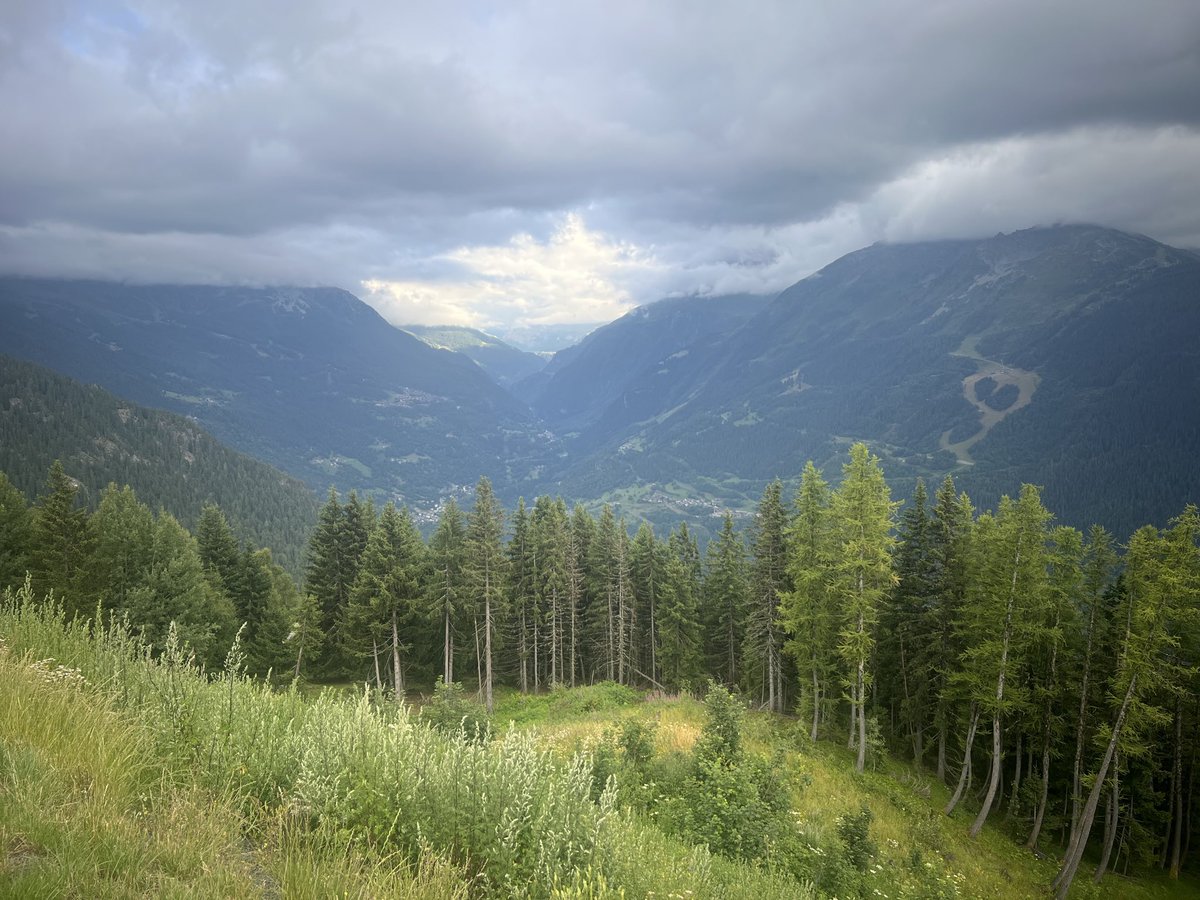 Eagle-eyed zoomers y’day may have picked out Tignes les Boisses, nestling on the mountainside above the dam. 

Reminder of this pool of sunlight, also picking out T les B, on this occasion from the Col du Petit St Bernard at #larosiere 

Weekend #SummerSeries 🏔️