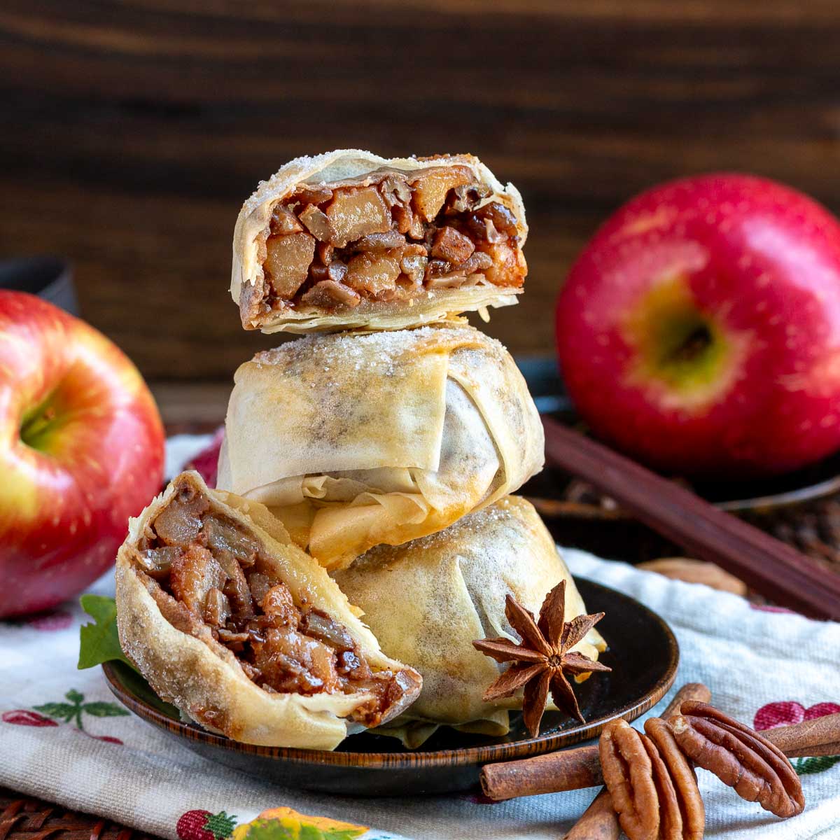 Celebrate the Mid-Autumn Festival with baked Apple Pecan Spring Roll Mooncakes! 
🍎Recipe: hwcmagazine.com/.../apple-peca…
A delicious fusion of American Apple Pie and Chinese Mooncake for the perfect fall dessert. 
#MidAutumnFestival #dessert