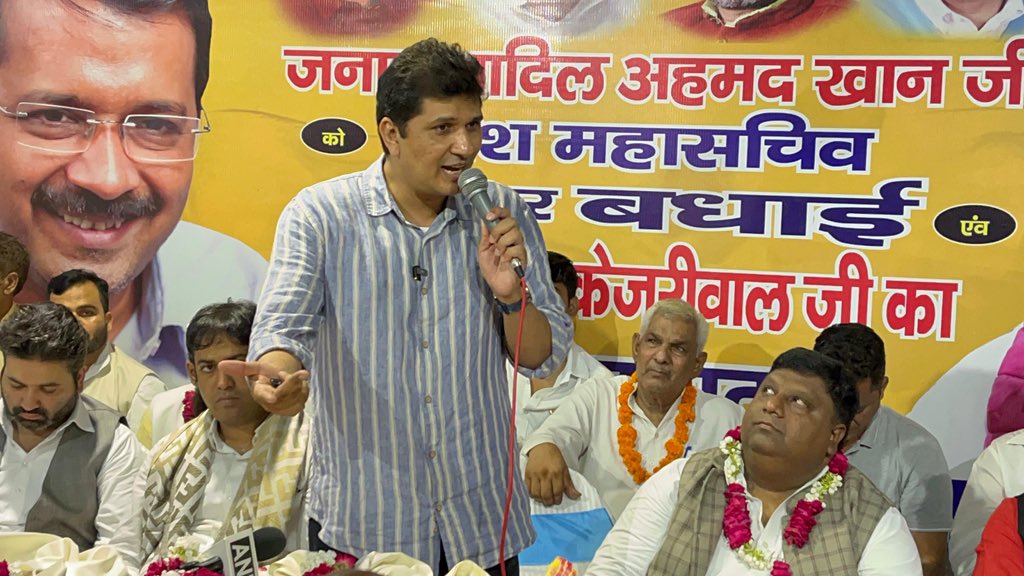 AdilKhanAAP's tweet photo. आम आदमी पार्टी दिल्ली प्रदेश का महासचिव बनाये जाने पर मुस्तफ़ाबाद विधानसभा में आयोजित शानदार स्वागत समारोह में आप सभी का बेपनाह प्यार और दुवायें पाकर मैं दिल से शुक्रगुज़ार हूँ 🙏

मुस्तफ़ाबाद के सभी सरपरस्तों, बड़े- बुज़ुर्गों, नौजवानों माँ और बहनों एवं संगठन के सभी पदाधिकारियों और साथियों का दिल की गहराइयों से शुक्रिया अदा करता हूँ।

इस मौक़े पर तशरीफ़ लाए प्रदेश अध्यक्ष एवं पूर्व कैबिनेट मंत्री @Saurabh_MLAgk भाई, पूर्व कैबिनेट मंत्री एवं बल्लीमरान से विधायक @ImranHussaain भाई, प्रदेश उपाध्यक्ष एवं बुरारी से विधायक @Sanjeev_aap भाई, प्रदेश उपाध्यक्ष एवं कोण्डली से विधायक@KuldeepKumarAAP भाई , मटियामहल से विधायक @AaleyIqbal भाई और सीलमपुर से विधायक @ChaudhryZubair_ भाई का मुस्तफाबाद की अवाम की तरफ़ से दिल से शुक्रिया।