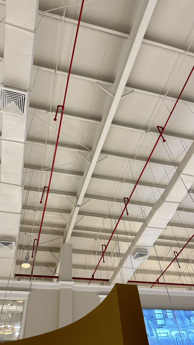 أصبحت #البويه_والصبغات 
تهدد كفاءة عمل #أنظمة_الحريق_والإنذار 
هذه الرؤس أنعدمت حساسيتها وفاعليتها بفعل عامل البويه 
وأصبح يتكررهذاالمشهد كثيراً 
والسؤال من المسؤل قبل الحادث هل هو:
المالك
الإستشاري 
المقاول
عامل البويه
؟؟؟!
أما عند وقوع الحادث فالكل مسؤل
المشرّع
والبقيه السابقه