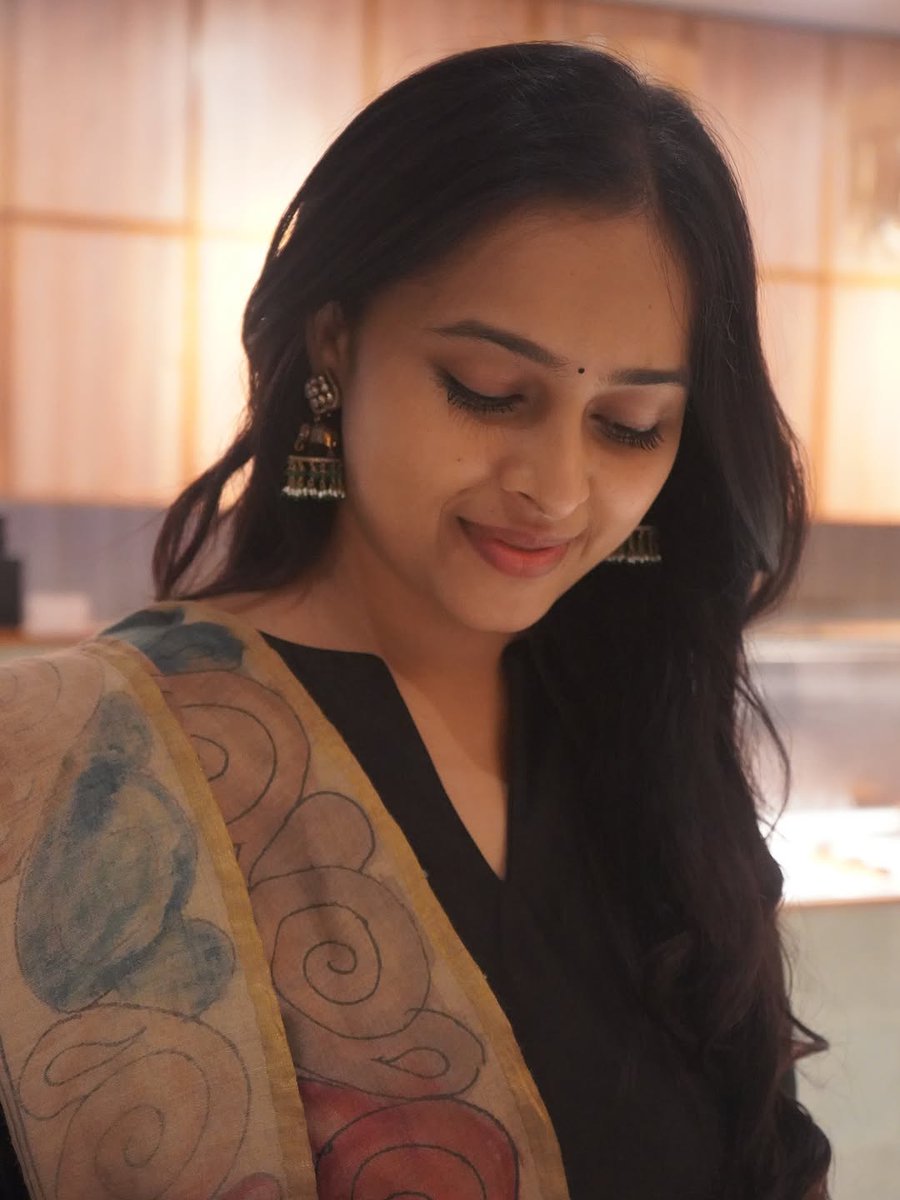 sri_verse's tweet photo. Rekkai mattum iruntha en aal dhevathai daw 😭🤌🏽❤️

.@SDsridivya #SriDivya name beauty! https://t.co/LVPNOYqYfj