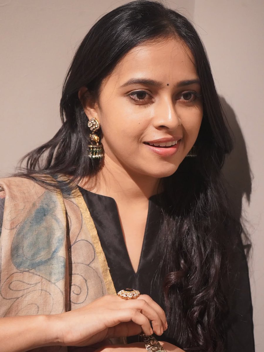 sri_verse's tweet photo. Rekkai mattum iruntha en aal dhevathai daw 😭🤌🏽❤️

.@SDsridivya #SriDivya name beauty! https://t.co/LVPNOYqYfj