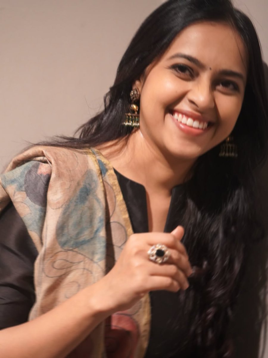 sri_verse's tweet photo. Rekkai mattum iruntha en aal dhevathai daw 😭🤌🏽❤️

.@SDsridivya #SriDivya name beauty! https://t.co/LVPNOYqYfj