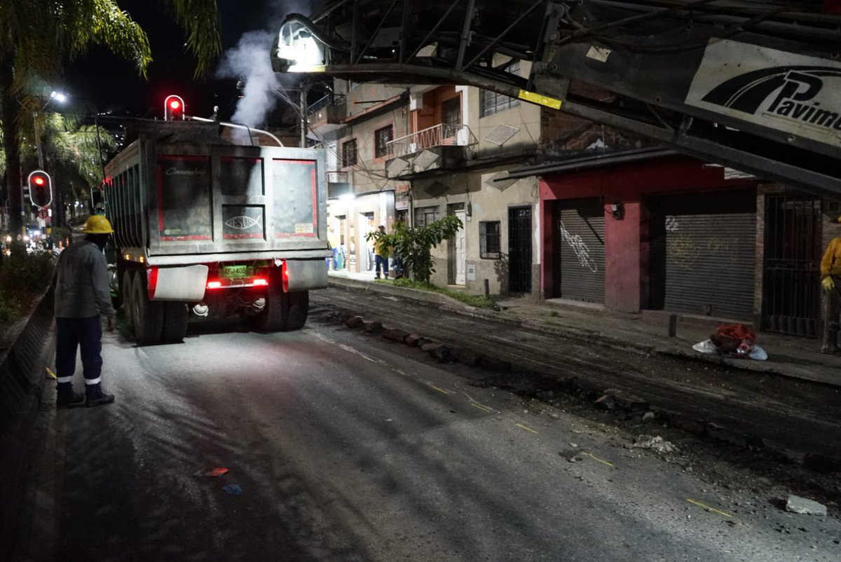 AlcaldiadeBello's tweet photo. 🚧 Avanzamos en la pavimentación de la Autopista Norte.

✅ Hemos intervenido 76 metros lineales en el tramo comprendido entre la calle 46 y la calle 48.

🕘 Entre las 9:00 p. m. y las 2:00 a. m. continuaremos trabajando en esta vía para mejorar la movilidad de todos. 🚗✨ https://t.co/mUTXUaRRJK