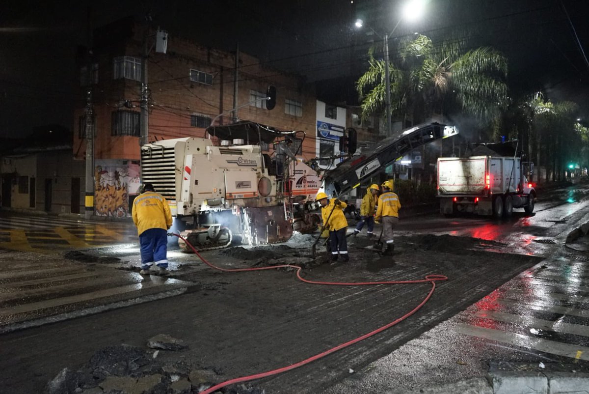 AlcaldiadeBello's tweet photo. 🚧 Avanzamos en la pavimentación de la Autopista Norte.

✅ Hemos intervenido 76 metros lineales en el tramo comprendido entre la calle 46 y la calle 48.

🕘 Entre las 9:00 p. m. y las 2:00 a. m. continuaremos trabajando en esta vía para mejorar la movilidad de todos. 🚗✨ https://t.co/mUTXUaRRJK