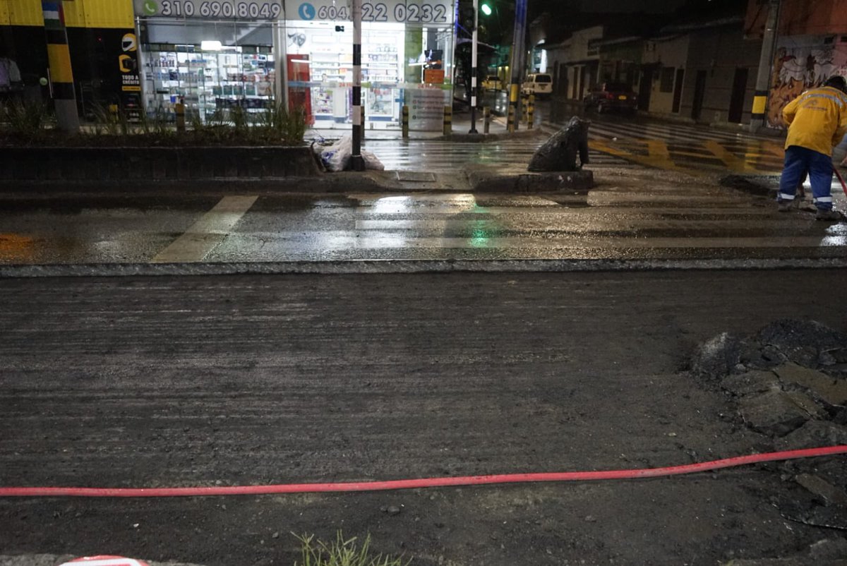 AlcaldiadeBello's tweet photo. 🚧 Avanzamos en la pavimentación de la Autopista Norte.

✅ Hemos intervenido 76 metros lineales en el tramo comprendido entre la calle 46 y la calle 48.

🕘 Entre las 9:00 p. m. y las 2:00 a. m. continuaremos trabajando en esta vía para mejorar la movilidad de todos. 🚗✨ https://t.co/mUTXUaRRJK