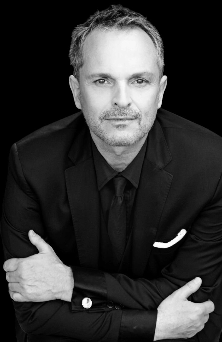 LatidosDePasion's tweet image. 💫 Hijo de un torero MÍTICO y de una actriz italiana.

- Criado entre Picasso y Dalí
- Amante de los EXCESOS 
- De ídolo juvenil a polémico eterno.

La vida de Miguel Bosé es un CÓCTEL de arte, rebeldía y contradicciones.

Hoy te la cuento sin filtros.

👇🧵