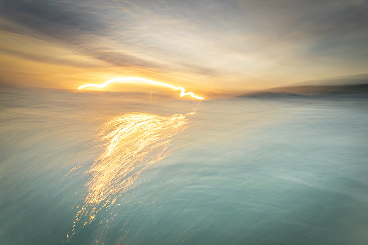 Preorders are now open for "IMMERSIVE" By Bill Ward 📸

Foreword kindly written by Doug Chinnery 👌

kozubooks.com/books-new/imme…

"IMMERSIVE" is available in 3 great editions!

#ICM #Photobook #Surfing