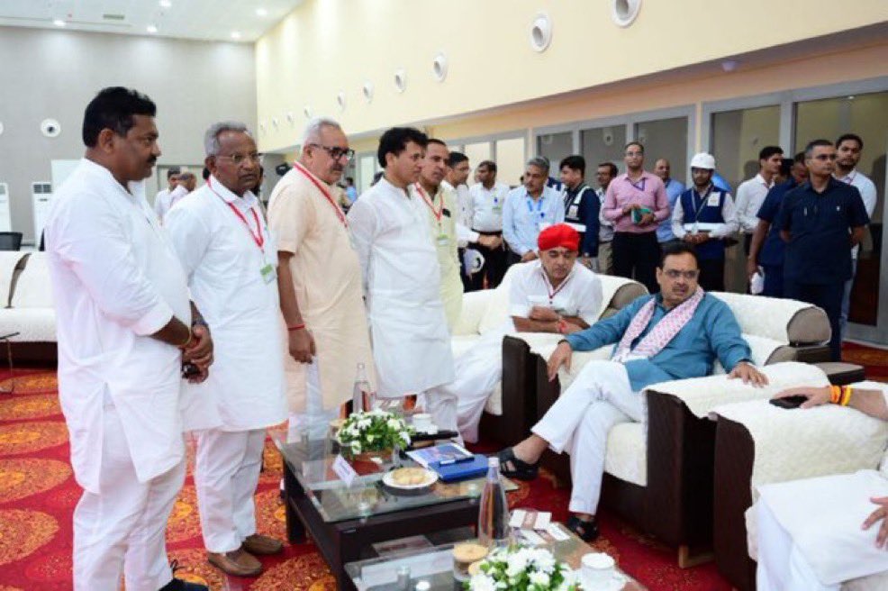 ये दोनों तस्वीरें आज की है 

मंत्री बाबा किरोड़ी लाल #सवाई_माधोपुर में आई विपदा में अभी तक ग्रामीणों के साथ डेट हुए हैं! 

पूर्वी राजस्थान में बाढ़ आई हुई है भयंकर नुकसान हुआ है और मुख्यमंत्री #भजनलाल जी को देखो! 

राजस्थान को राजा नही सेवक चाहिए था <a href="/narendramodi/">Narendra Modi</a> जी

#Rajasthan