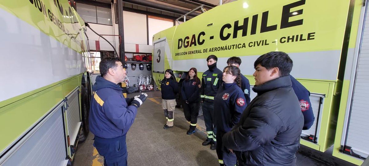 BRIGADA JUVENIL 🧑‍🚒 | El sábado 23 de agosto, nuestra Brigada Juvenil visitó el SSEI del Aeropuerto Internacional Arturo Merino Benítez junto a brigadas de la <a href="/Bomba13valpo/">13 Cía. Bomberos Valparaíso</a> y <a href="/terceracbsb/">Tercera Compañia  Bomba “Chile-España”</a> . Posteriormente, participaron en una academia Haz-Mat en la 3ª Compañía de San Bernardo.