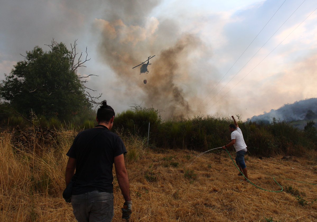 VIDEO | Incendio en Molinaseca: vecinos desalojados de manera preventiva hacia Ponferrada #IFMolinaseca #Leonesp #Bierzo lanuevacronica.com/sucesos/declar…