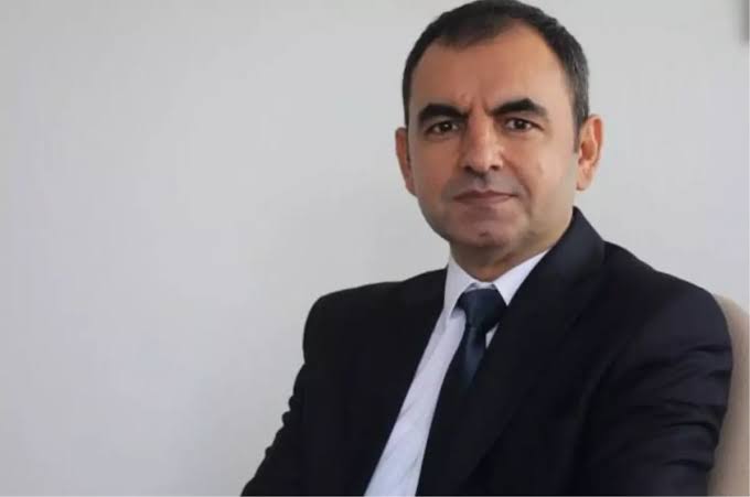 Dicle Fırat Gazeteciler Derneği (@dfgdernegi) on Twitter photo 📌Gazeteci Ercüment Akdeniz 6 aydır tutuklu
Gazeteci <a href="/canancoskun/">Canan Coşkun</a> ile yaptığı söyleşide Ercüment Akdeniz, altı aydır devam eden tutukluluğunu “Cezaevinde tutulduğum her gün hukuksuzluğa eklenen bir gündür” sözleriyle eleştirdi, uzun tutukluluğun cezalandırmaya dönüştüğünü 📌Gazeteci Ercüment Akdeniz 6 aydır tutuklu
Gazeteci <a href="/canancoskun/">Canan Coşkun</a> ile yaptığı söyleşide Ercüment Akdeniz, altı aydır devam eden tutukluluğunu “Cezaevinde tutulduğum her gün hukuksuzluğa eklenen bir gündür” sözleriyle eleştirdi, uzun tutukluluğun cezalandırmaya dönüştüğünü