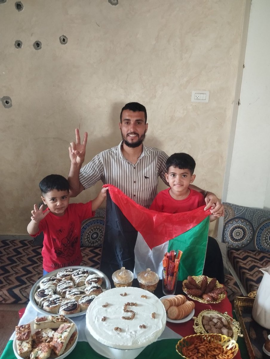 Un hombre de Gaza publicó una foto del cumpleaños de su hijo mostrando una abundante exhibición de postres y bocadillos.

La ONU seguirá llamando a esto hambruna. Ridículo.