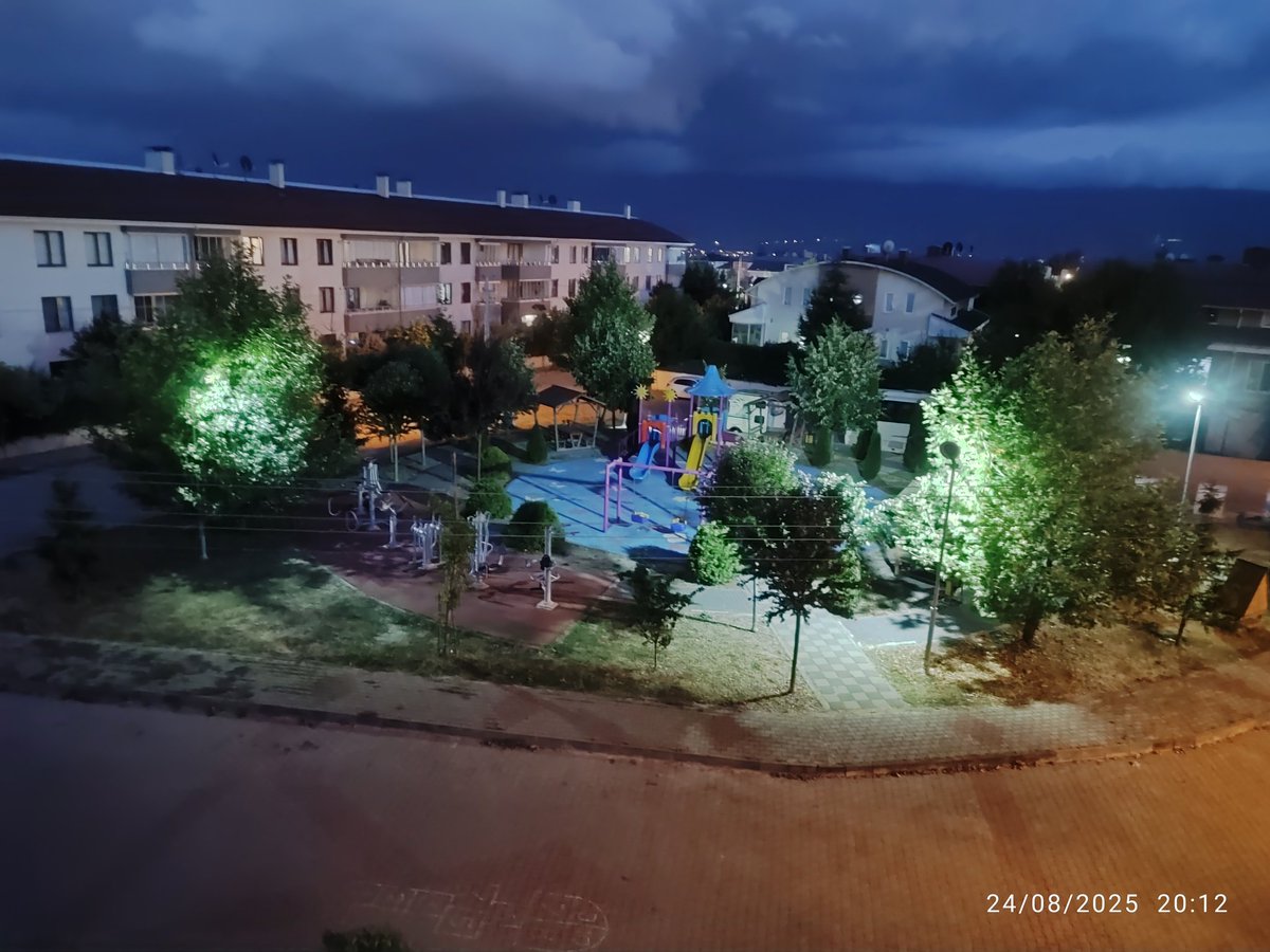 Sevgili <a href="/bolu_belediyesi/">T.C. Bolu Belediyesi</a> aylardır telefon ediliyor, kayıt bırakılıyor ancak tüm girişimlerimiz sonuçsuz kalıyor.  Yaz başından beri bir kere sulanmayan park ekipmanları tamir edilmeyen, lambaların ağaçları ışıldattığı parkımıza lütfen artık müdahale edermisiniz <a href="/tanjuozcanchp/">Tanju ÖZCAN</a>