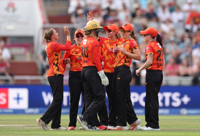 Ellyse Perry of Birmingham Phoenix celebrates with team mates
©ECB Images