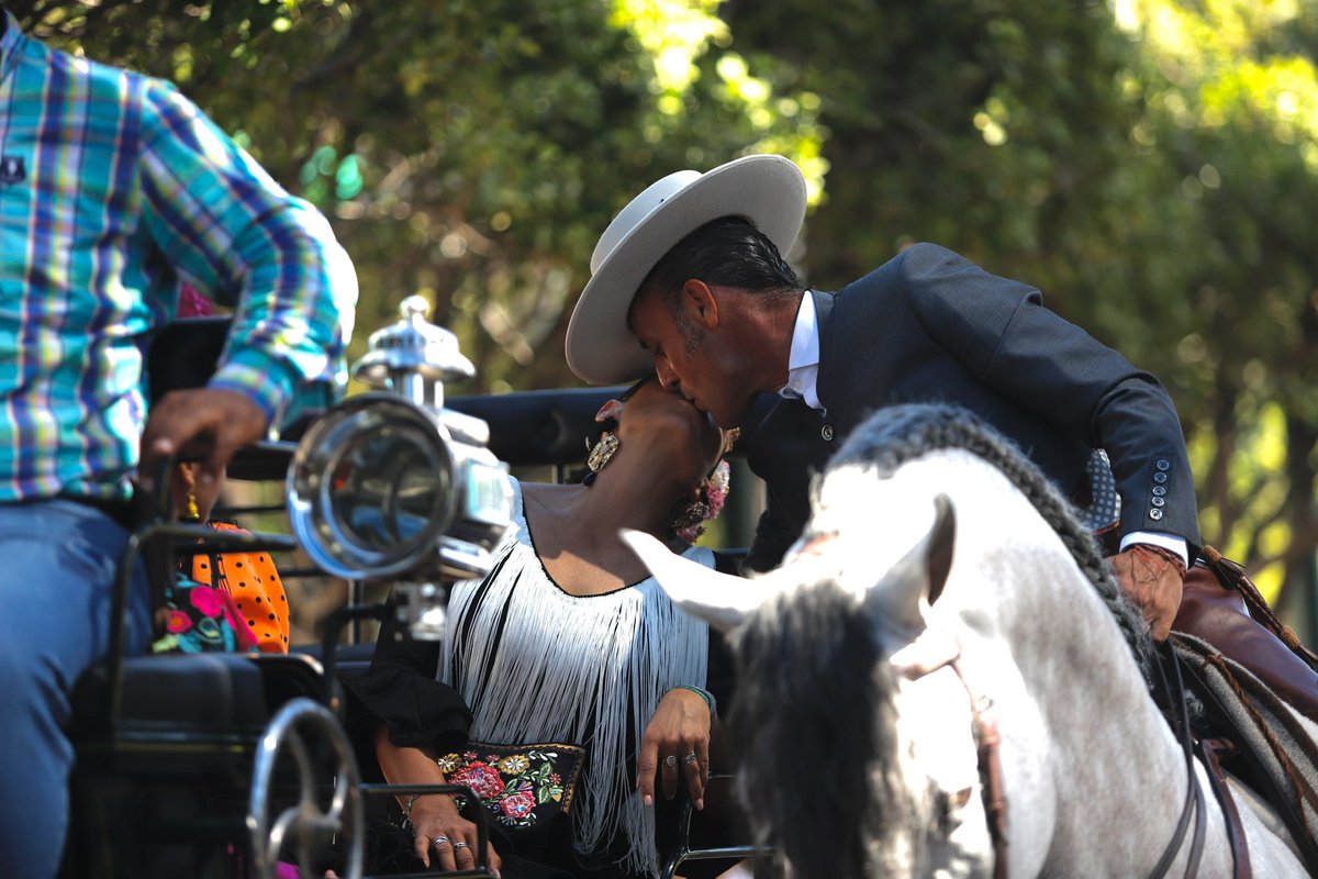 📷 Amor, besos y se acabó la fiesta!!!
Los malagueños y visitantes dijeron  ayer a lo grande de la #FeriaMLG en las calles del Centro Histórico y el Cortijo de Torres.
#feriamálaga2025