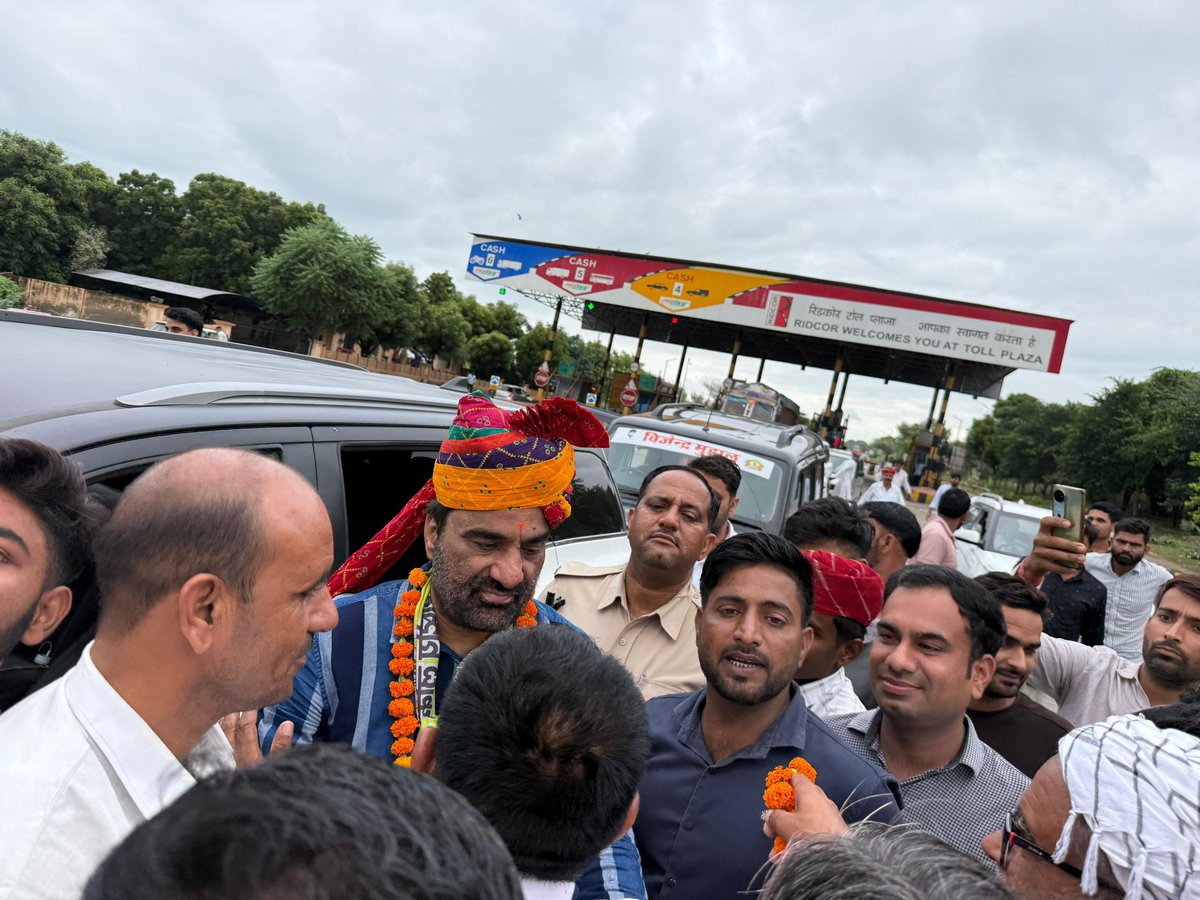 HANUMAN BENIWAL (@hanumanbeniwal) on Twitter photo आज नागौर संसदीय क्षेत्र के डीडवाना -कुचामन जिले के दौरे के दौरान बड़ी छापरी टोल प्लाजा के पास स्थानीय ग्रामीणों ने स्वागत किया व सार्वजनिक जन समस्याओं से भी मुझे अवगत करवाया | आज नागौर संसदीय क्षेत्र के डीडवाना -कुचामन जिले के दौरे के दौरान बड़ी छापरी टोल प्लाजा के पास स्थानीय ग्रामीणों ने स्वागत किया व सार्वजनिक जन समस्याओं से भी मुझे अवगत करवाया |