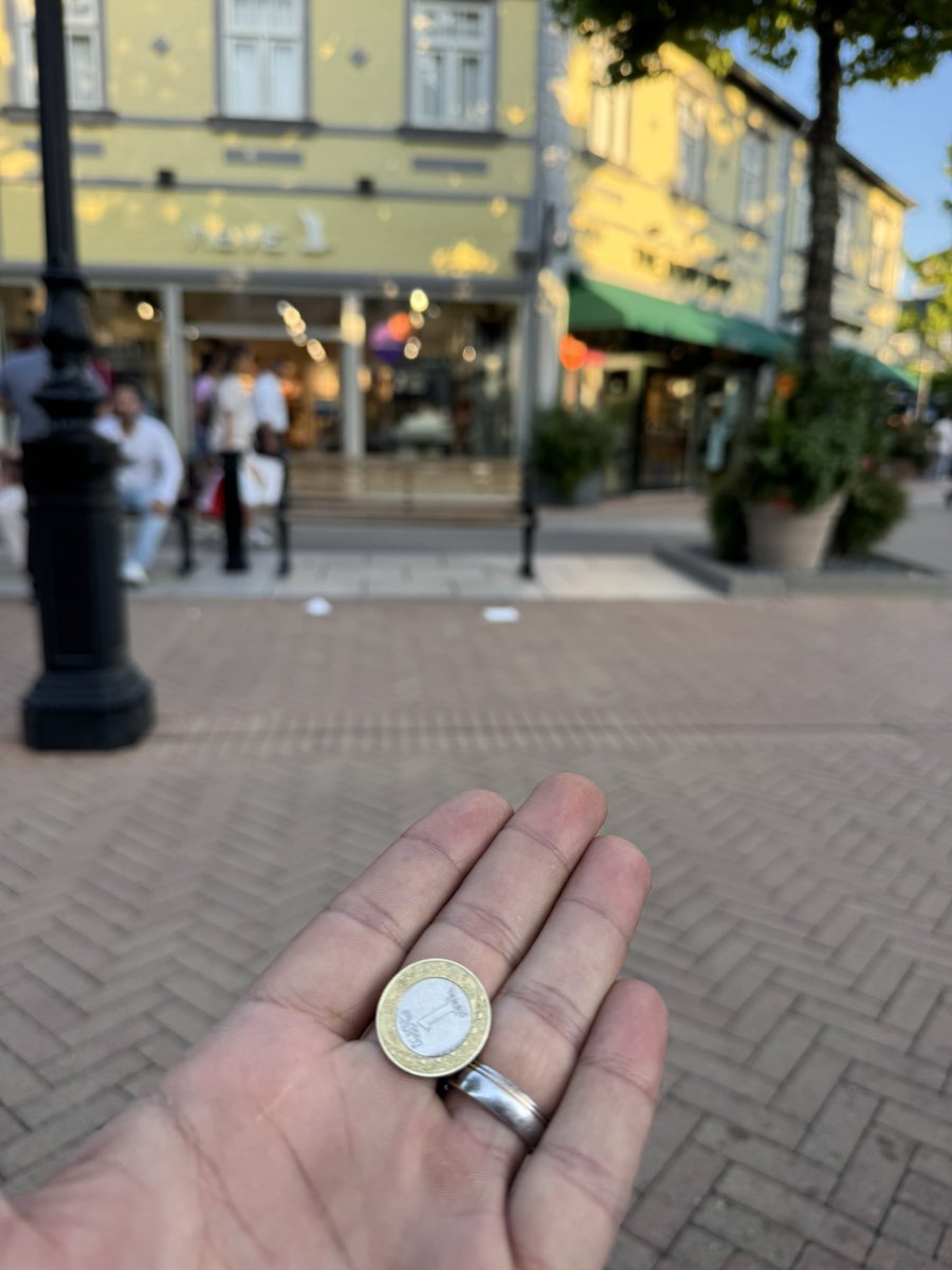 لي ربع ساعة بحاول أشتري قهوة ما ماكينة. 
كل ما أدخل الفلوس يطلع منها يورو. 
أرجعه، ترفضه الماكينة. 

بالآخر لاحظت إنه ريال سعودي 😁