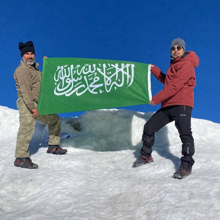 dailyislamist's tweet photo. 📸 | Ağrı Dağı’nın zirvesinde Kelime-i Tevhid bayrağı açılarak, Ebu Ubeyde’ye ve Gazze direnişine selam gönderildi. https://t.co/v7rOHkauQ2