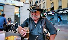 MonteroGlez's tweet image. Se llamaba Jesús y era un tipo bizcochón y buena gente que vestía como un cowboy y era conocido como "El vaquero del Rastro", por ser en el Rastro madrileño  donde, cada domingo, montaba su tenderete tebeos y de novelas de vaqueros. Descansa en paz, viejo amigo.