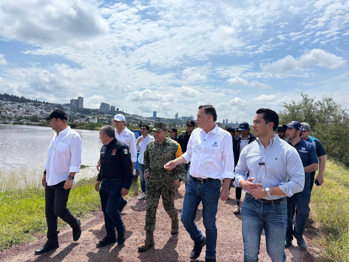 El Gobernador Mauricio Kuri acompañado del Presidente Municipal Felifer  recorren el bordo del parque Querétaro 2000, junto con autoridades,  recorrido para supervisar la capacidad del bordo, teniendo un 98 porciento al momento. (Fuente Sedena)
