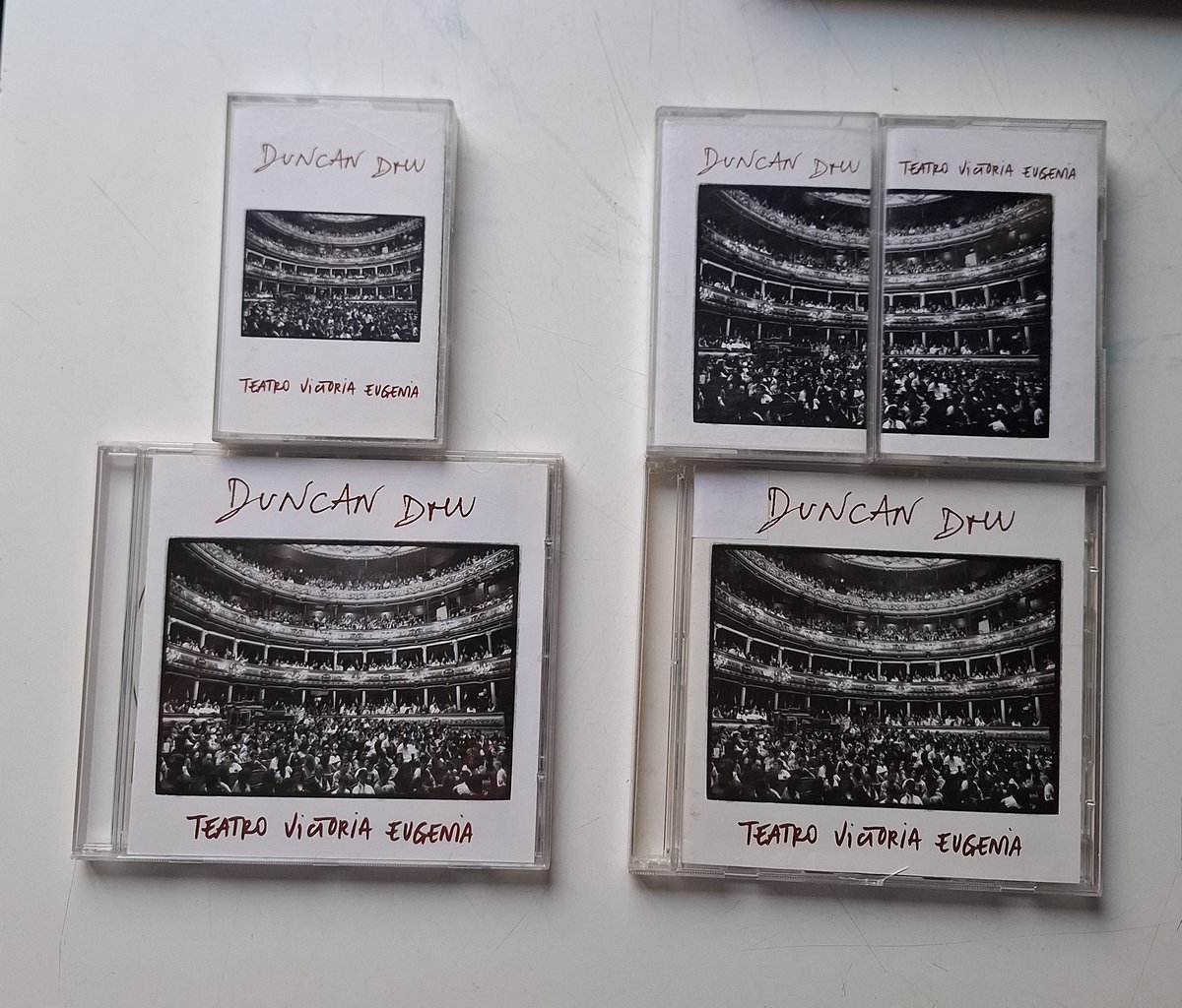 Hablando del Victoria Eugenia de <a href="/duncandhu/">Duncan Dhu</a> 
1° grupo los simples 
2° grupo los dobles 
Diferencia entre unos y otros ,, una sola canción " Dime"
