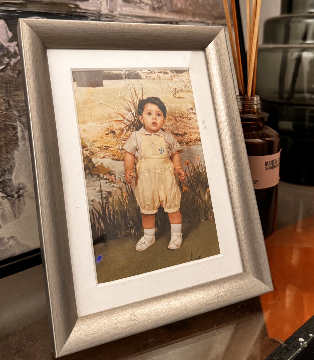 في أول يوم دراسيّ، كان يقف بجانبي طفل يبكي وهو يتشبَّثُ بخاصرة أمّه.أحتَضَنها حتّى وسَّمَت أصابع يده جسدها.كان كل شيء في وجههِ يسيل. دموع ومُخاط ولُعَاب، شكّلَت بدورها على طلعَته المرتعِبة، خطوط وبقع سوداء.
ظنَّ هذا المسكين، أنّه سيبقى إلى الأبد، بقرب والدته إلى حزَّة الظهيرة.