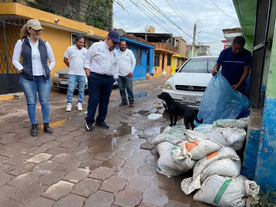 Bien temprano iniciamos en La Obrera, junto a mi equipo del <a href="/IFEQ15/">IFEQ</a> recorrí las calles para levantar información de daños a casas por las lluvias, además de supervisar que llegó el apoyo de costales.

Unidos #contigo por Querétaro, nadie se queda atrás.