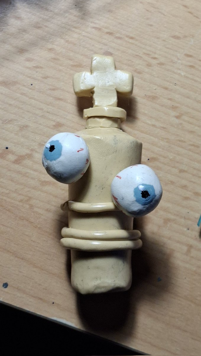 Made a little Kinger out of plastelina but I didn't know it was a non hardening clay ..
Now I'm stuck with him like this