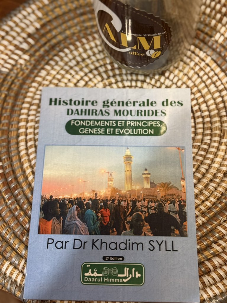 Dans son ouvrage Histoire générale des Dahiras Mourides, le Dr Khadim Syll nous retrace avec clarté la genèse, les fondements et l’évolution des dahiras.

Un livre qui met en lumière leur rôle essentiel et leur impact profond sur la société, en tant qu’espaces de solidarité, de