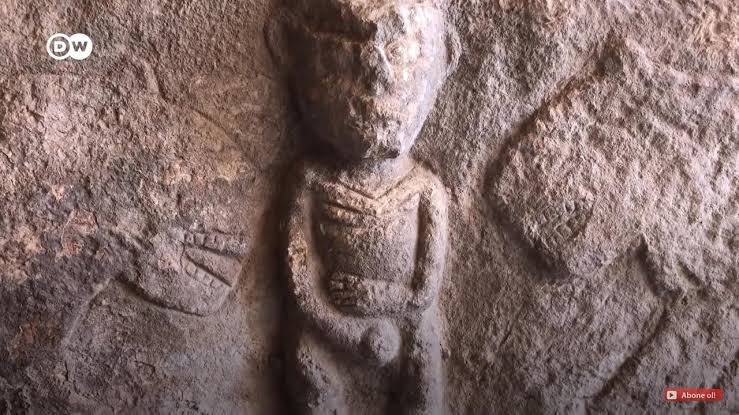 Göbeklitepe’de 11.000 yıl öncesine ait mastürbasyon yapan adam kabartması. Eli s*kinde mastürbasyon yapan adam kabartması var ama tahmin edin elimizde hangi yerlilerden kalma eser yok