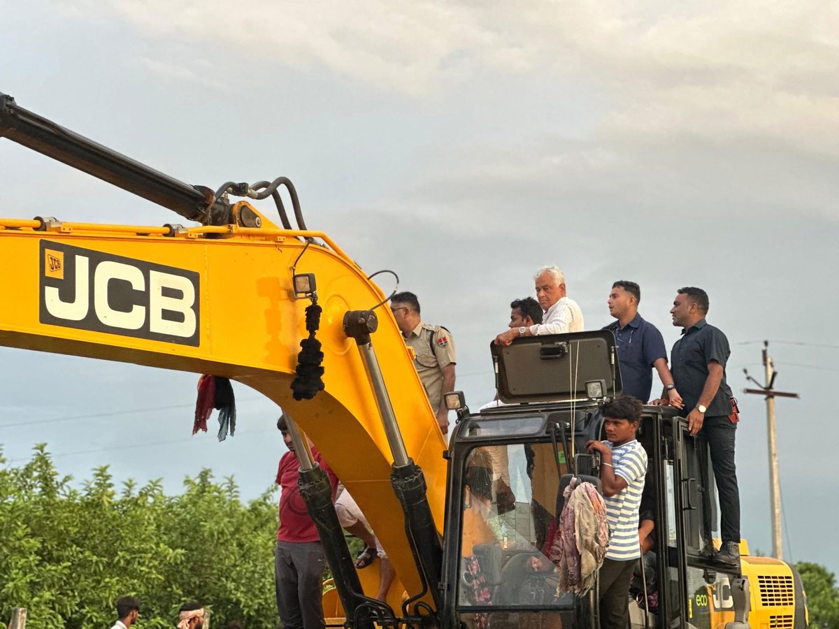 मोदी जी राजस्थान की तरफ भी ध्यान दो कोण नेता AC की हवा खा रहा है और कोण जनता के साथ न्याय कर रहा है, <a href="/narendramodi/">Narendra Modi</a> <a href="/ncsthq/">National Commission for Scheduled Tribes</a> <a href="/DrKirodilalBJP/">Dr. Kirodi Lal Meena</a> <a href="/1stIndiaNews/">First India News</a> <a href="/1K_Nazar/">एक नजर</a> <a href="/8PMnoCM/">राजस्थानी ट्वीट</a> <a href="/arvindchotia/">Arvind Chotia</a>