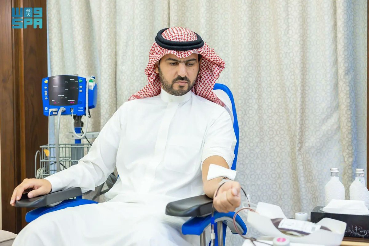 سمو أمير المنطقة الشرقية الأمير 
سعود بن نايف وسمو نائبه الأمير 
سعود بن بندر يشاركان بالتبرع بالدم 
في الحملة الوطنية 
التي أطلقها سمو #ولي_العهد -حفظه الله - 

#حملة_ولي_العهد_للتبرع_بالدم