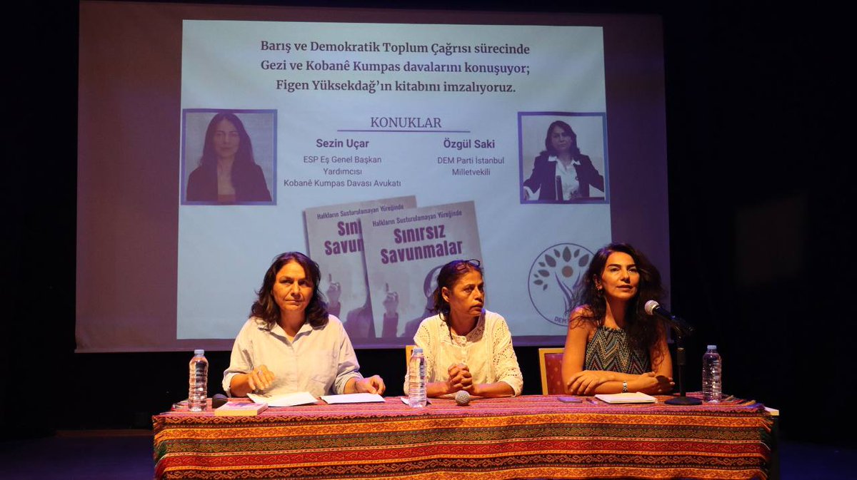 Eş Genel Başkan Yardımcımız ve Kobanê kumpas davası avukatlarından Sezin Uçar ile DEM Parti Milletvekilimiz Özgül Saki'nin katılımıyla, Bodrum'da, Figen Yüksekdağ’ın savunmalarının derlendiği "Sınırsız Savunmalar" kitabı hakkında söyleşi ve imza günü düzenlendi.

"Gezi