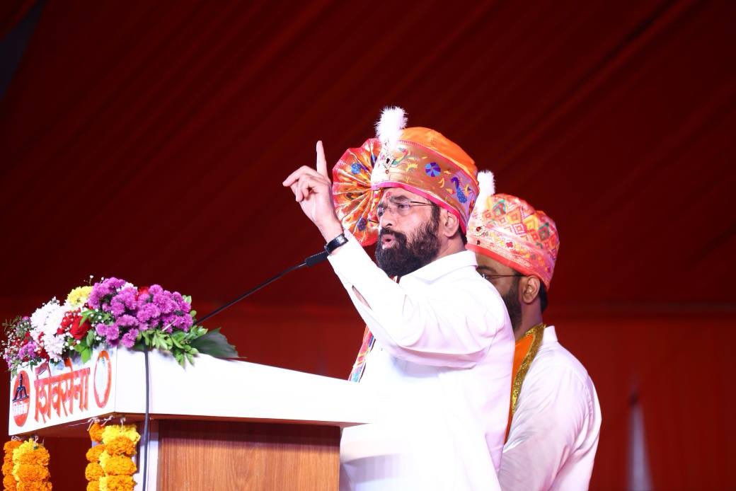 mieknathshinde's tweet photo. मातब्बर उमेदवाराला पराभूत करून अमोल खताळ हा जायंट किलर ठरला असला तरीही खरे जायंट किलर हे माझे लाडके बहिण, भाऊ आणि शेतकरी आहेत. राज्यातील वारकरी संप्रदायाला हजारो वर्षापासूनची परंपरा आहे. त्यांच्यावर हल्ले करण्याचे पाप जर कुणी करत असेल तर ते कदापि खपवून घेतले जाणार नाही. हे सरकार वारकरी संप्रदायाच्या पाठीशी ठामपणे उभे आहे.

सध्या मतांची चोरी झाल्याचे गळे विरोधकांकडून काढले जात आहेत. निवडणूक आयोगाला प्रश्न विचारण्याचे प्रयत्न काही जण करत आहेत. मात्र जेव्हा लोकसभेत तुमचे उमेदवार जास्त निवडून आले, तेव्हा तुम्ही हे आक्षेप का घेतले नाहीत असा सवाल याप्रसंगी केला. तुम्ही आरोपांचे राजकारण केलेत तरी त्याला आम्ही कामातून उत्तर देऊ.