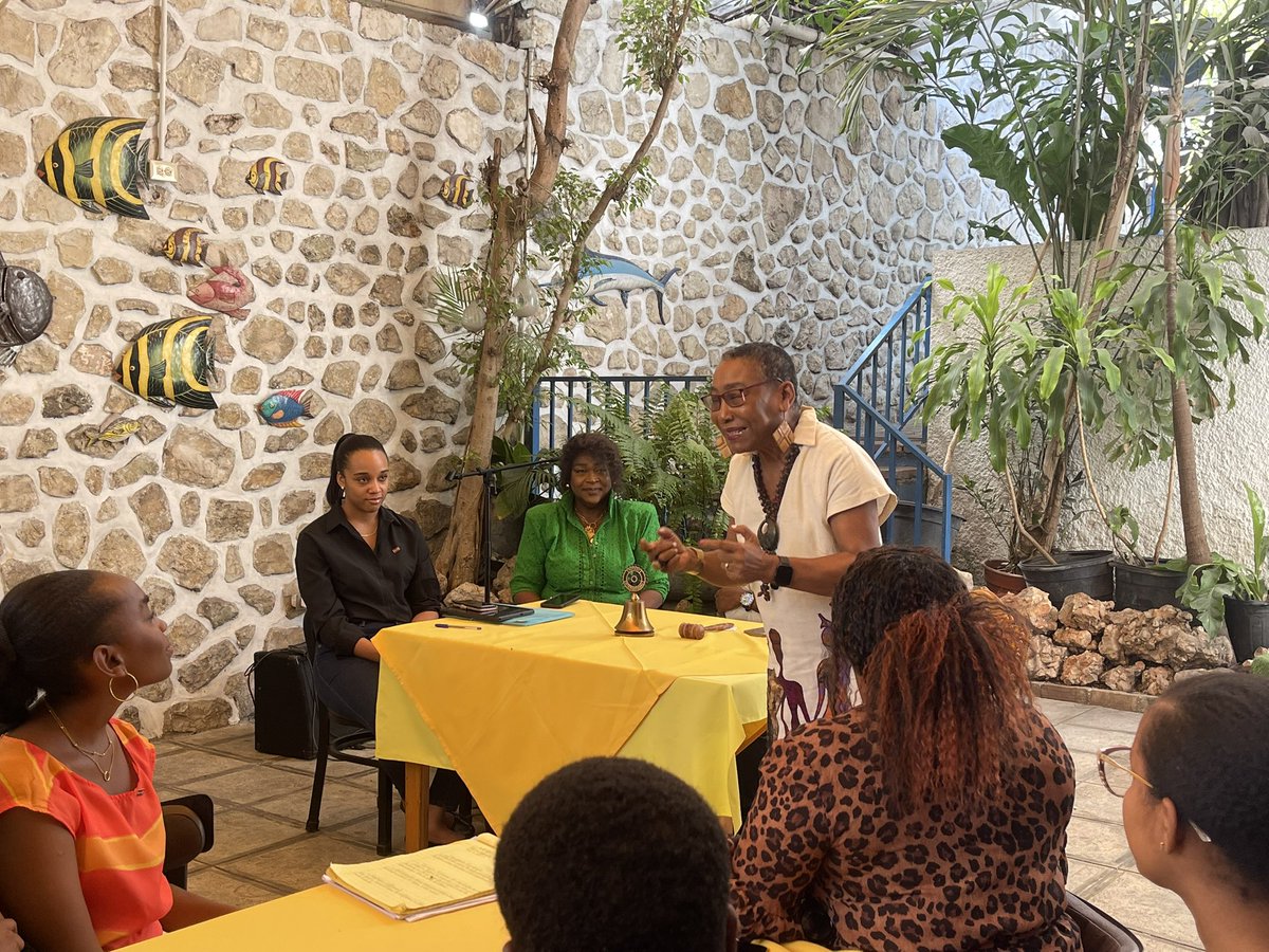 Rotaract_CPP's tweet photo. C’est avec intérêt et passion que les membres et prospects du Rotaract Club de Port-au-Prince se sont réunis ce dimanche 24 août autour de ce palpitant sujet : 

L’éloquence du leadership : Comment faire du verbe un pouvoir et un outil d’impact social? 

🎙️: DTM Chantal Coutard https://t.co/YkoIQf6lrH