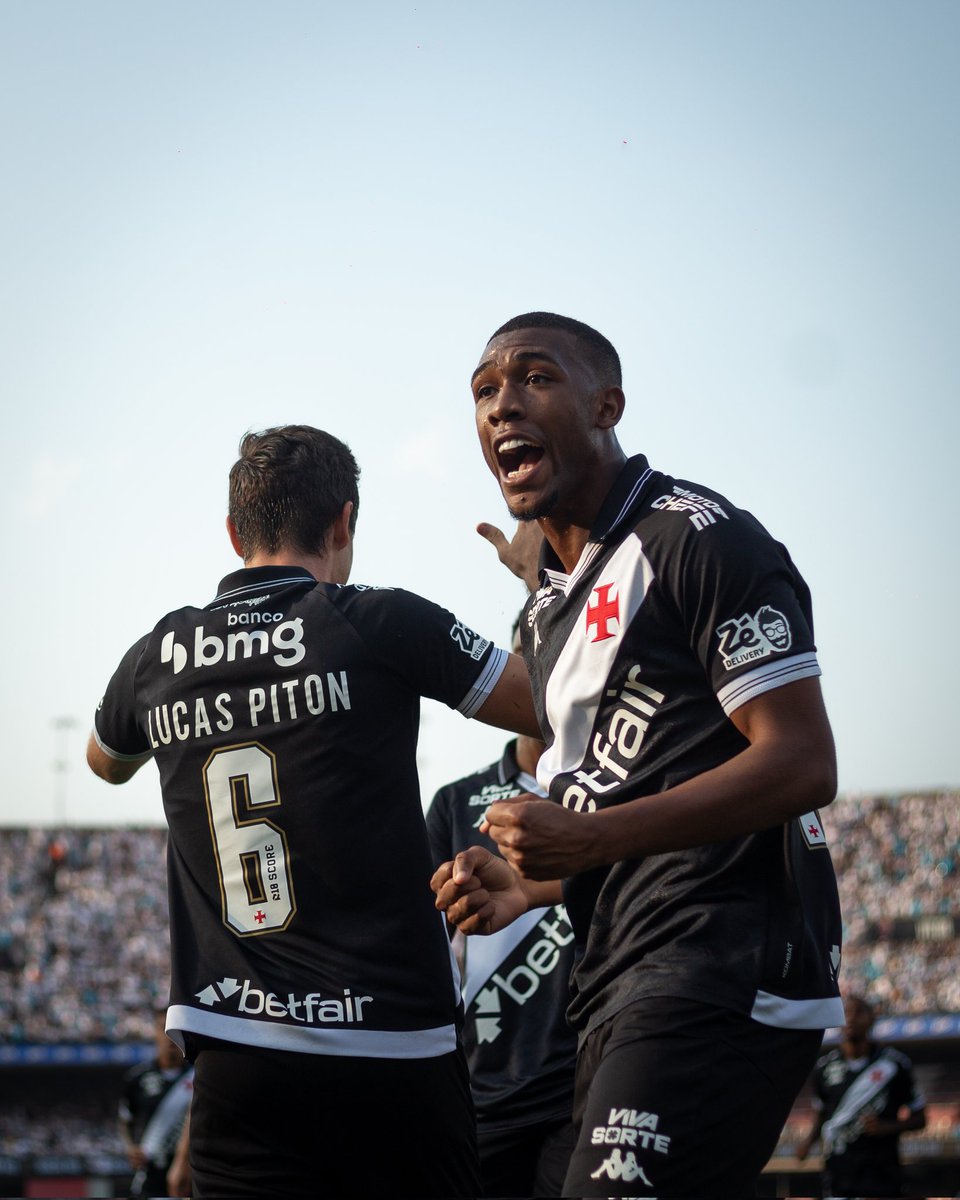 NewsAlmirantee's tweet photo. Vasco escalado para enfrentar o Corinthians:

Léo Jardim, Puma Rodriguez, Hugo Moura, Lucas Freitas e Lucas Piton; Jair, Tchê Tchê e Coutinho; Rayan, Nuno Moreira e David.

📸: Matheus Lima | Vasco https://t.co/UxNYrjYfWE