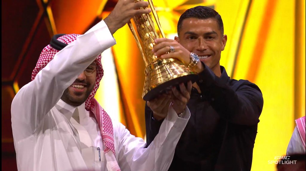 غسل يده من النصر وراح يرفع البطولة مع فالكون