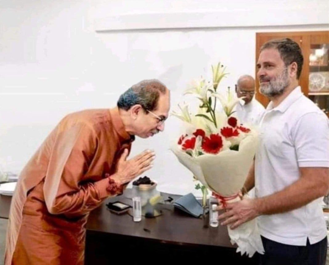 उद्धव  कि इस तस्वीर के कम से कम एक लाख पोस्टर मुंबई में लगना चाहिए 
कुर्सी का लालच, सत्ता का लालच इंसान से क्या-क्या करवा देता है
 उद्धव  राहुल गांधी से 15 साल बड़े हैं

  बालासाहेब ठाकरे  कहते थे की  कांग्रेस के दिल्ली दरबार में हिजड़े झुकते  हैं