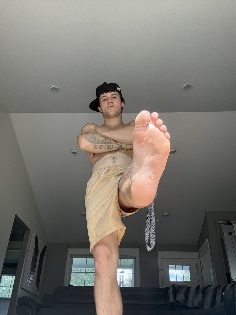 It’s a perfect day to enjoy some relaxation and make you sissy boys submit yourselves, however I say! Happy Sunday  #findom #malefeet #cashmaster #paypigs #findommaster #worshipwhitemen #alpha #cashsub #FindomElite